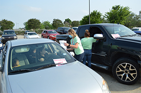 teachers-delivering-bagged-meals-to-cars-during-the-reading-restaurant-event
